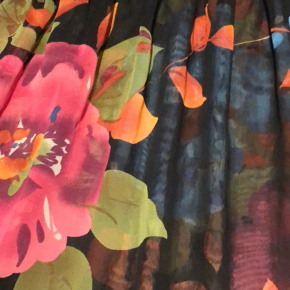 Floral blouse with lace details. - Picture 2 of 5